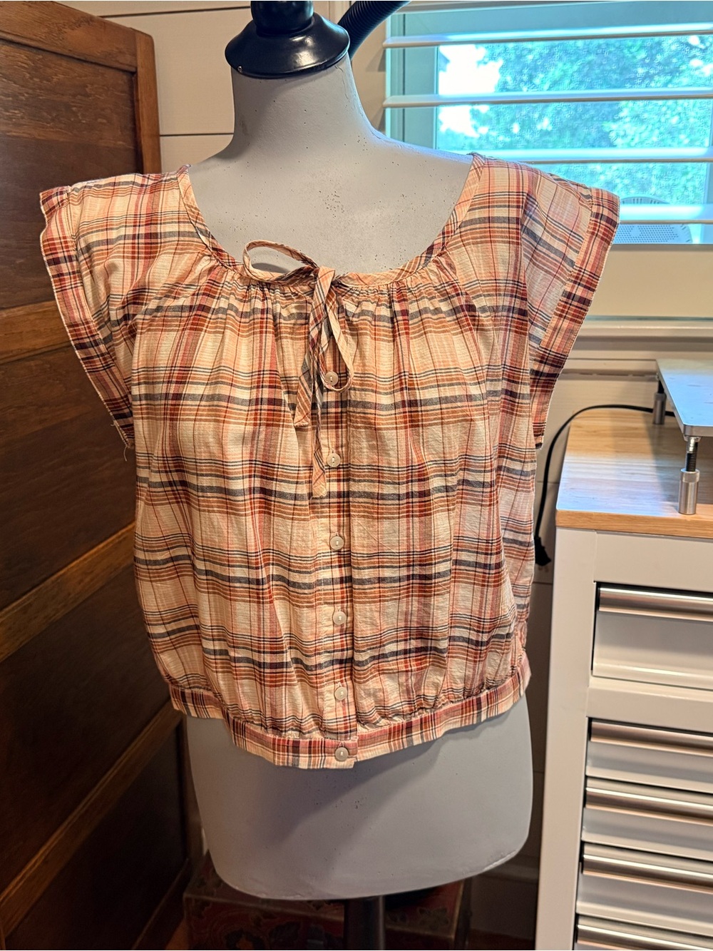 Lucky Brand Tie-Neck Cap Sleeve Women's Top - Cream & Rust Plaid